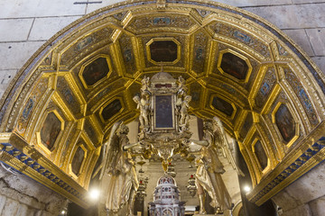 Fototapeta na wymiar Interiors of Saint Domnius Cathedral in Split, with its golden altar