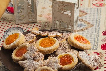 Biscotti di Natale, tradizionali dolci natalizi di pastafrolla con marmellata e zucchero.