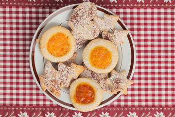 Biscotti di Natale, tradizionali dolci natalizi di pastafrolla con marmellata e zucchero.