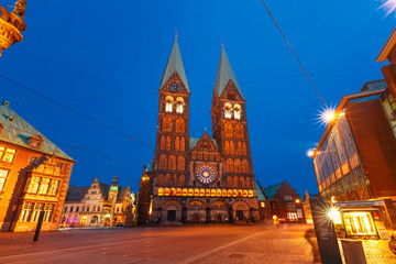Fototapeta premium Ancient Bremen Market Square in the centre of the Hanseatic City of Bremen with Bremen Cathedral, Germany