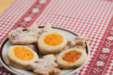 Biscotti di Natale, tradizionali dolci natalizi di pastafrolla con marmellata e zucchero.