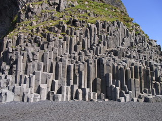 アイスランド南部・ブラックサンドビーチの柱状節理 - obrazy, fototapety, plakaty