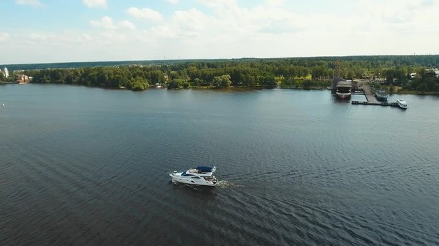 Small luxurious yacht. Fast moving speed boat floating on the lake. Aerial footage, 4k.