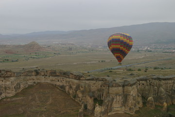 Capadocia, region de  Anatolia Central, en Turquía, que abarca partes de las provincias de Kayseri, Aksaray, Niğde y Nevşehir