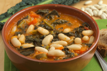 Zuppa di cavolo nero e fagioli cannellini, piatto tradizionale della cucina italiana 