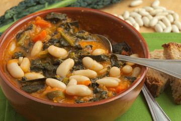 Zuppa di cavolo nero e fagioli cannellini, piatto tradizionale della cucina italiana 