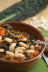 Zuppa di cavolo nero e fagioli cannellini, piatto tradizionale della cucina italiana 