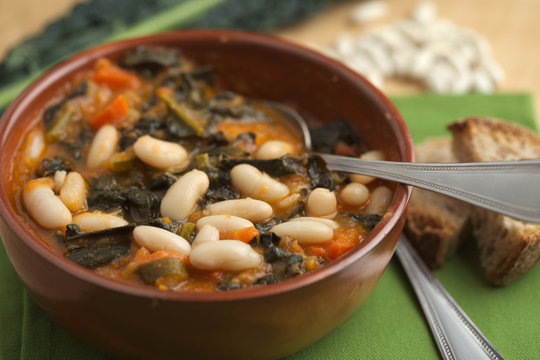 Zuppa di cavolo nero e fagioli cannellini, piatto tradizionale della cucina italiana 