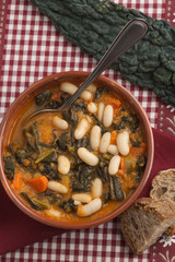 Zuppa di cavolo nero e fagioli cannellini, piatto tradizionale della cucina italiana 