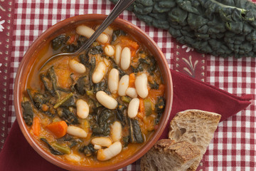 Zuppa di cavolo nero e fagioli cannellini, piatto tradizionale della cucina italiana 