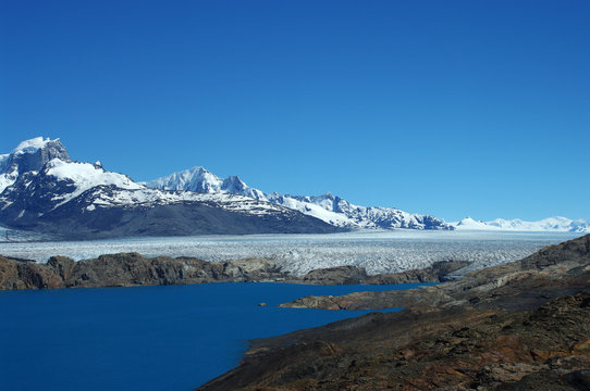 Glacier se transformant en lac