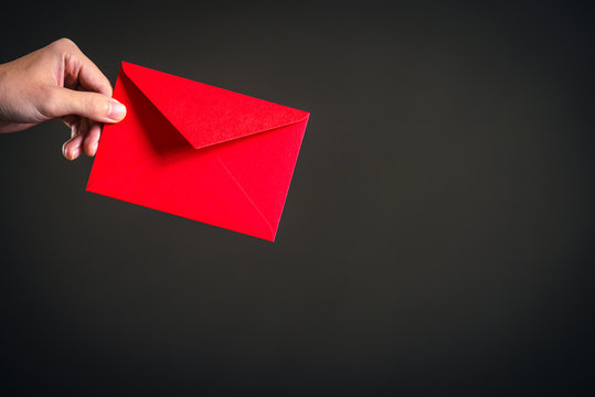 赤い色の手紙を持っている男性の手