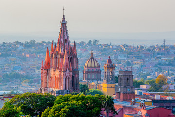 Fototapeta premium Meksyk - Historyczna katedra w San Miguel de Allende