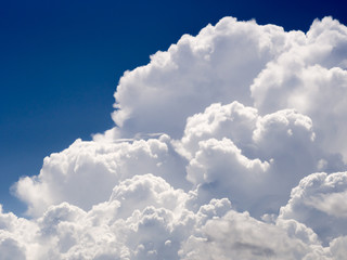 Naklejka premium Beautiful clouds in the morning with fresh air. .A large cloud before rain..