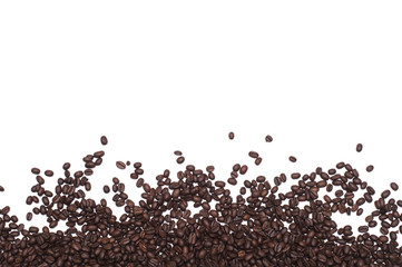 Fototapeta premium Ziarna kawy na białym tle. Twórczy układ ziaren kawy z miejsca na kopię na białym tle nad białym tle.