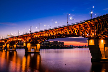 Fototapeta na wymiar A stunning night view of the Seongsudaegyo Bridge