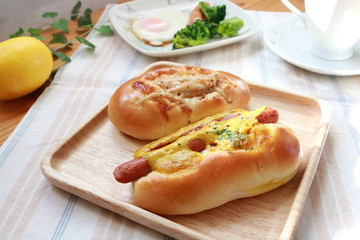 総菜パンの朝食