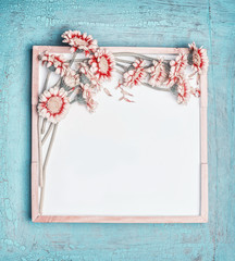 Obraz premium Blank white chalkboard and pretty pastel color flowers bunch on turquoise shabby chic background, top view, frame. Layout for greeting of Mothers day, wedding, Birthday or happy event