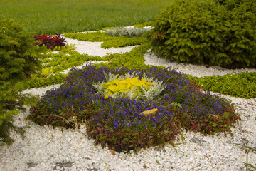 Marble chips and many annual flowers in rockeries.
