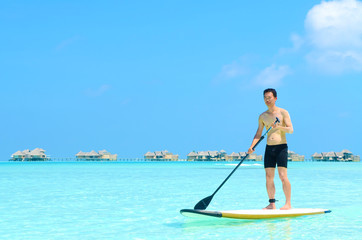 Fototapeta na wymiar paddle board at maldives island
