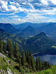 Fototapeta na wymiar Steirische Salzkammergut mit Altausseer See und Dachstein im Hintergrund 