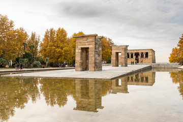 Obraz premium The temple of Debod is visited by tourists on a cloudy day