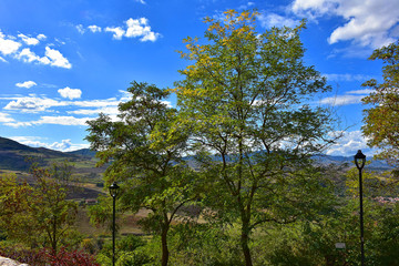 Italia, Basilicata, Castello di Lagopesole, IX secolo, di origine saracena e normanna. Paesaggio collinare intorno al castello.