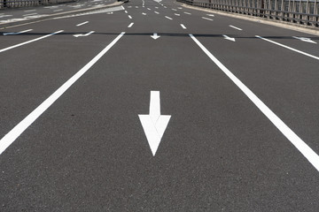 道路の矢印（進行方向別通行区分）