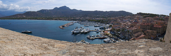Fototapeta na wymiar Corsica, 03/09/2017: il Mar Mediterraneo e e le barche nel porto turistico visti dalle mura dell'antica Cittadella di Calvi