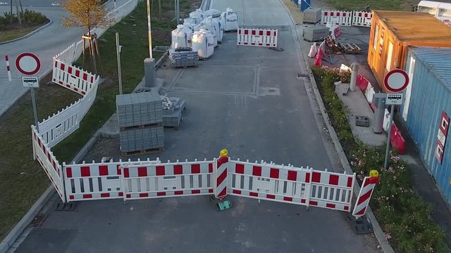 Luftaufnahme: Baustelle an einer Bushaltestelle