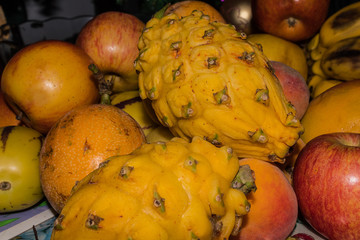 Frutas, granadilla, durazno, manzana, pitahaya 