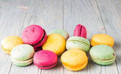 Разноцветные макаруны на деревянном фоне