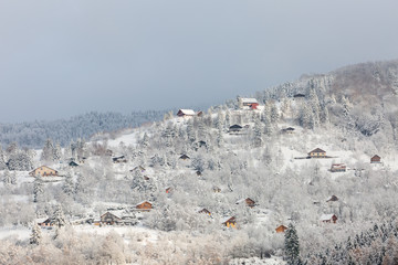 Maisons sous la neige