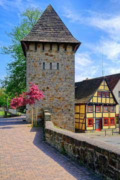 Stadtmauer und Ehrenmal von Rinteln, Deutschland
