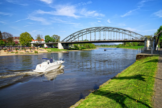 Weserbrücke mit Motorboot in Rinteln, Deutschland
