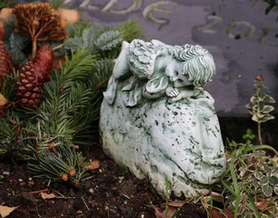 Fototapeta na wymiar Engel auf Grab im Herbst