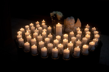 kerzen zum Totengedenken am Ewigketissonntag