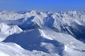 Fototapeta na wymiar Swiss Alps: Wintersport-City Davos | Schweizer Alpen: Wintersportregion Davos, Skigebiet Parsenn-Weisfluhjoch