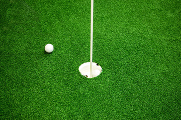 Obraz premium Golf balls on the green field