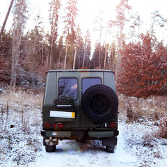 Geländewagen im Winter im Wald