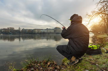Pêcheur sportif essayant d& 39 attraper du poisson en rivière, pêche urbaine.
