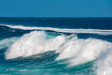Naklejka premium Wave with splashes and white foam