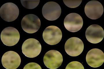 Chapa metalica perforada con agujeros redondos en ventana