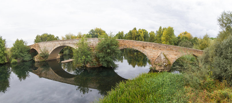 Vista panoramica del Puente de Vizana, de origen romano, de piedra , sobre el Rio Orbigo. Provincia de Leon. España