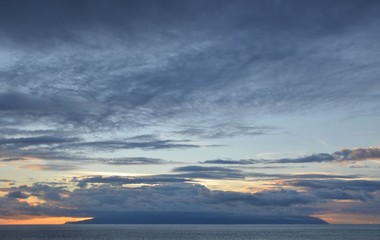Fototapeta na wymiar Sous un ciel étonnant, vue de l'île La Gomera, archipel des Canaries