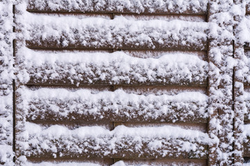 Schnee Wand aus Holz als Hintergrund