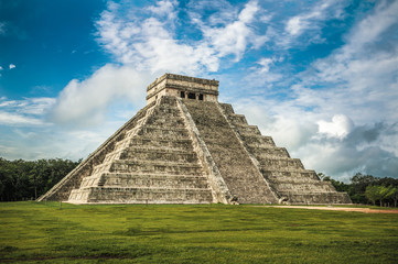 Obraz na płótnie Canvas El Castillo or Temple of Kukulkan pyramid, Chichen Itza, Yucatan, Mexico