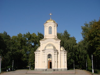 Fototapeta na wymiar Gold dome of the Orthodox church against the blue sky.