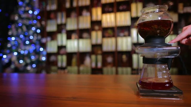 Oczekiwanie na świąteczną herbatę przy choince. Ciepły rodzinny klimat w tle puszki z r&oacute;żnymi gatunkami herbaty.