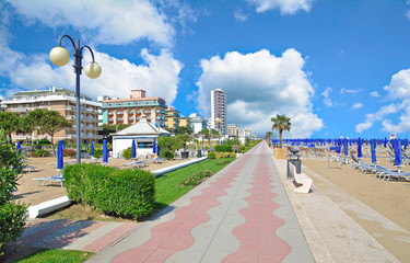 Naklejka premium Strand und Promenade in Lido di Jesolo an der italienischen Adria,Veneto,Italien